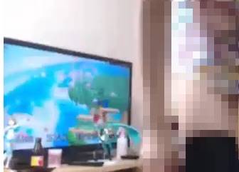 ゲーム女子が自宅部屋で脱ぎ脱ぎＳタイム