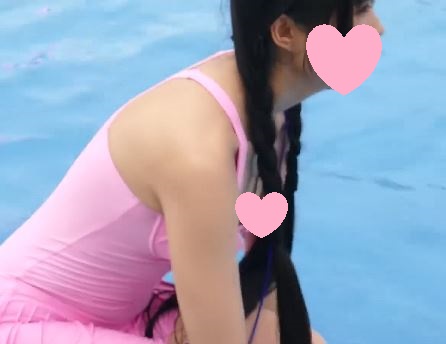 貧乳ちゃんの水着が浮いてチラリ